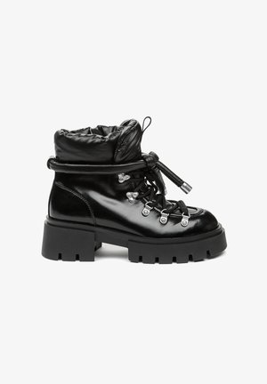 Stivali da trekking in pelle verniciata nera con colletto imbottito, chiusura con lacci frontale, ganci metallici e suola in gomma spessa.