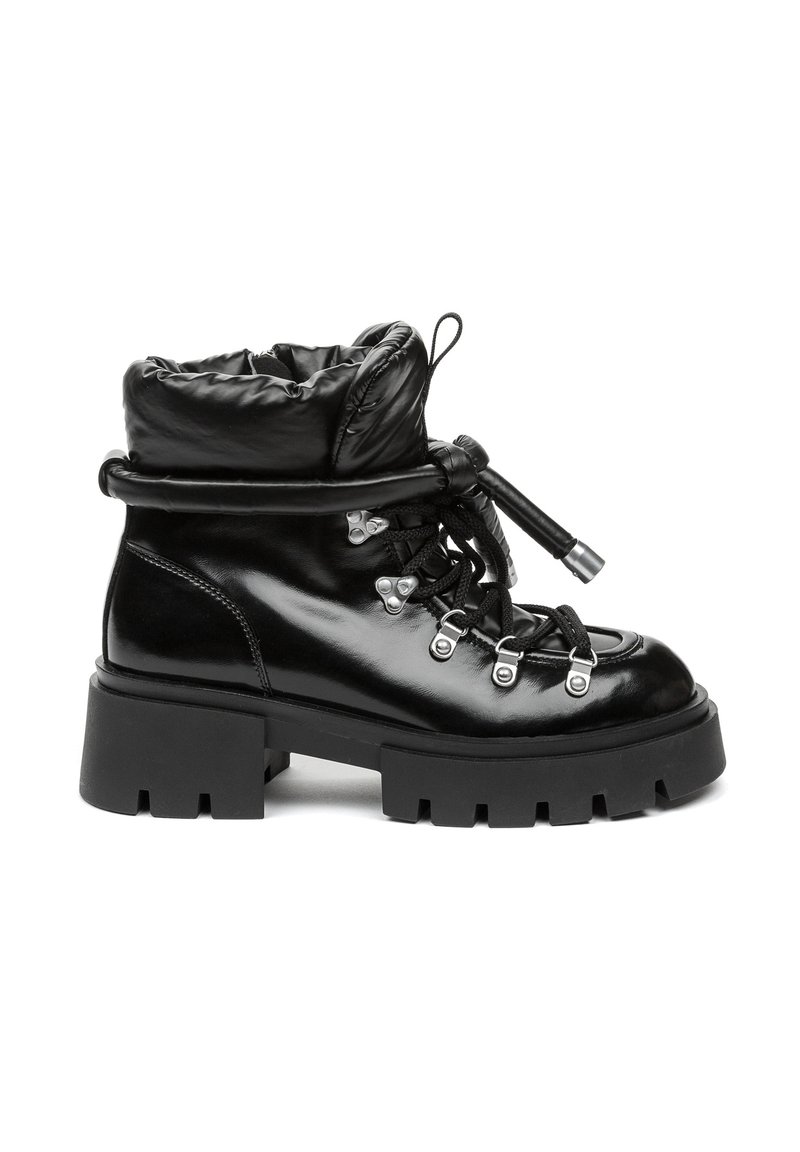 Botas de senderismo de charol negro con cuello acolchado, parte delantera con cordones, ganchos de metal y suela de goma gruesa.