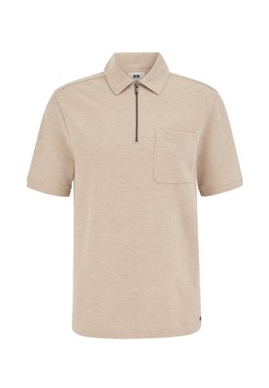 Beežist lühikeste varrukatega polosärk tekstuurse kangaga, ühe kvartalitõmblukuga krae ja ühe rindtaskuga. Lihtne disain minimaalsete aktsentidega.