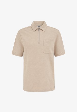 Beežist lühikeste varrukatega polosärk tekstuurse kangaga, ühe kvartalitõmblukuga krae ja ühe rindtaskuga. Lihtne disain minimaalsete aktsentidega.