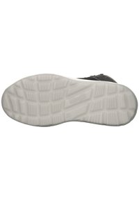 Schwarzer Sportschuh mit einer strukturierten Mesh-Oberfläche und gepolsterter Zunge, ausgestattet mit einer weißen Gummisohle mit einem strukturierten Grip-Design.