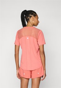 ASICS ROAD TOP - Sportfelső - dark pink clay
