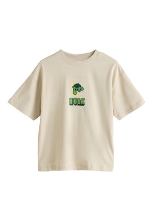 Beige t-shirt met korte mouwen, kleine groene Hulk-vuist grafiek en de tekst "HULK" in blokletters op de borst.