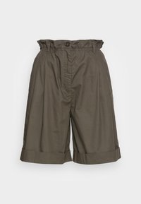 Kaki bomuldsshorts med høj talje, elastisk taljebånd og opkrøllede ærmer. Har en frontknaplukning og to sidelommer.