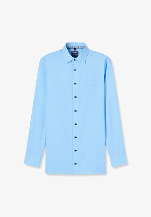 Hellblaues Langarmhemd mit Knopfkragen, schwarzen Knöpfen und einer einzelnen Brusttasche; glatte Stofftextur.