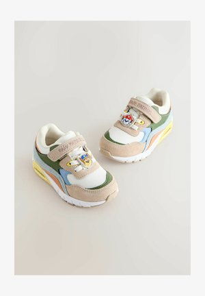 Tenisi pentru copii în bej, verde, albastru și galben, cu decorațiuni cu personaje din desene animate pe bretele, pe un fundal simplu.