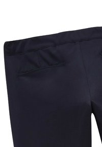 Pantalon bleu marine avec une texture lisse, présentant une taille plate et deux poches arrière avec des détails de couture discrets.