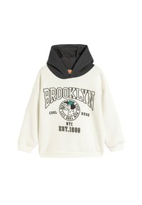 Valkoinen huppari mustalla hupulla, jossa on rohkeasti painettuna "BROOKLYN" ja graafinen muotoilu. Pehmeä rakenne ja löysä istuvuus.