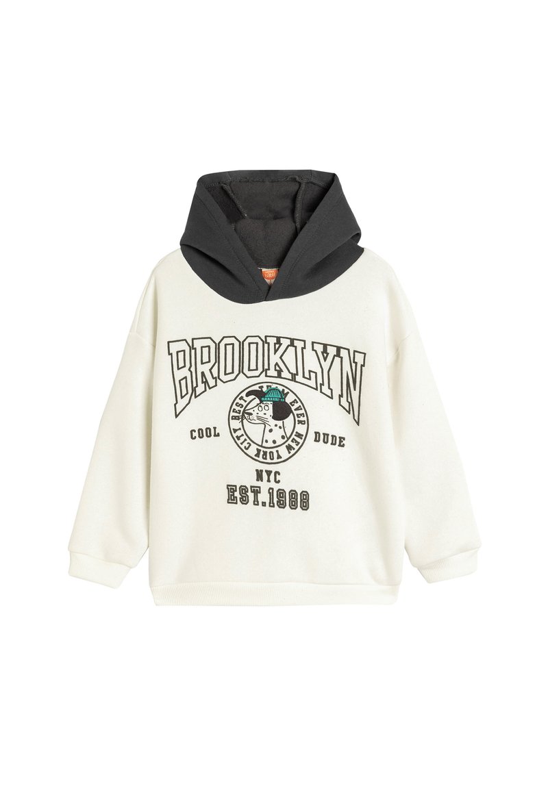 Valkoinen huppari mustalla hupulla, jossa on rohkeasti painettuna "BROOKLYN" ja graafinen muotoilu. Pehmeä rakenne ja löysä istuvuus.