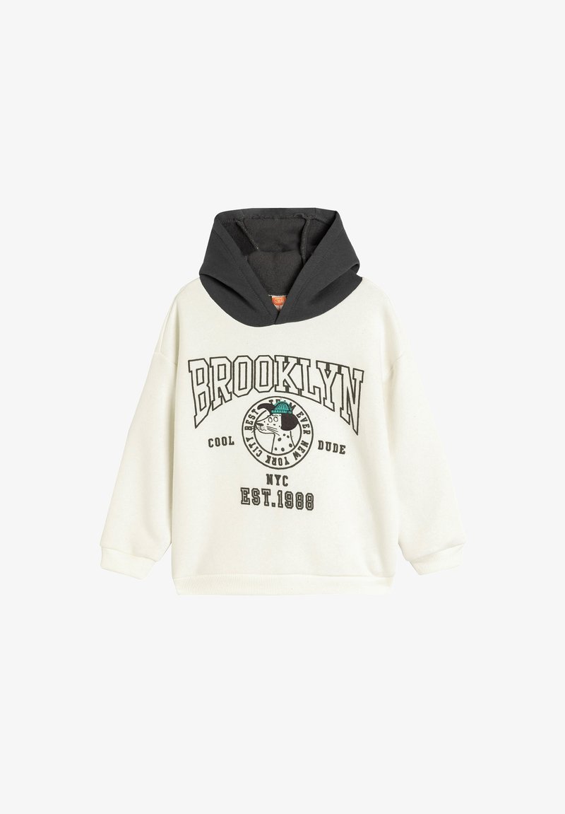 Valkoinen huppari mustalla hupulla, jossa on rohkeasti painettuna "BROOKLYN" ja graafinen muotoilu. Pehmeä rakenne ja löysä istuvuus.