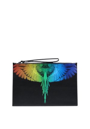 Pochette rettangolare nera con motivo a ali di uccello colorato che si estende dal rosso al blu sulla parte anteriore e cinturino nero per il polso.