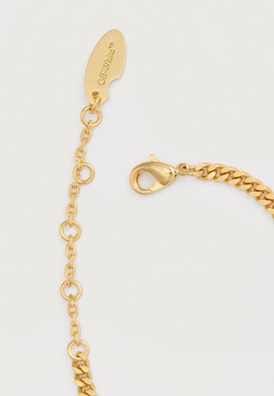 Βραχιόλι αλυσίδας από χρυσό με κούμπωμα καβουράκι και ετικέτα με εγχάρακτο το "Off-White™" σε ρυθμιζόμενους κρίκους, πάνω σε λευκό φόντο.