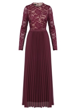 Lang burgunderfarvet kjole med blomsterblondeoverdel og ærmer, høj halsudskæring, markeret talje og plisseret, flydende nederdel.
