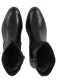 Botas de cuero negro hasta el tobillo con un acabado suave, cremalleras laterales, punteras afiladas y suelas de goma marrón. Interior forrado con tela suave.