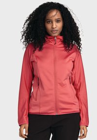 Rote Zip-Jacke mit strukturiertem, gerilltem Design, langen Ärmeln, hohem Kragen und schwarzen Reißverschluss-Taschen auf jeder Seite.