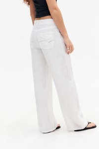 BDG Urban Outfitters BDG KAYLA LOWRIDER LINEN PANTS - Nohavice chinos - white
