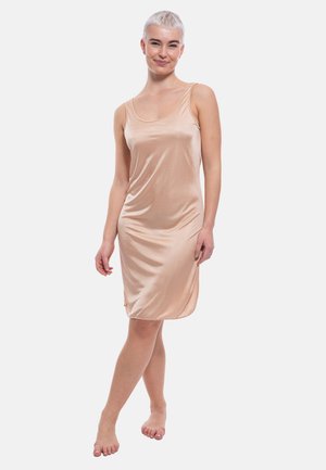 Abito slip in satin di colore beige chiaro, con scollatura a barca, spalline sottili e silhouette dritta con spacchi laterali.