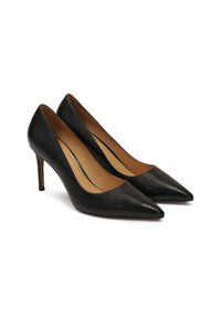 Pump nere in pelle con tacco alto, punta affusolata e design elegante. Presentano un tacco sottile e una texture liscia. Classiche e versatili.