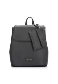 Sac à dos noir en cuir texturé avec une fermeture à rabat, une poignée supérieure, des bretelles ajustables et un porte-cartes détachable. Accent de marque en ton doré.