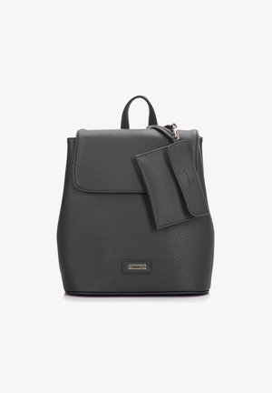 Mustat tekstuurilla varustetut nahka_reppuka ulko- ja ylhäältä avautuvalla sulkimella, säädettävillä olkahihnoilla ja irrotettavalla korttikotelolla. Kullanvärinen brändäyskoriste.