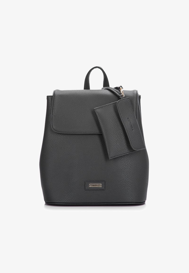 Sac à dos noir en cuir texturé avec une fermeture à rabat, une poignée supérieure, des bretelles ajustables et un porte-cartes détachable. Accent de marque en ton doré.