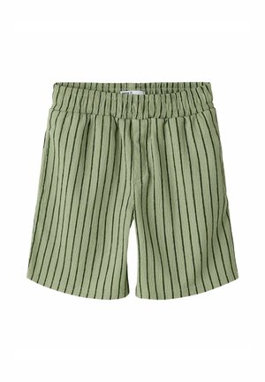 Lysegrønne børneshorts med sorte lodrette striber og elastisk talje, lavet af tekstureret stof.