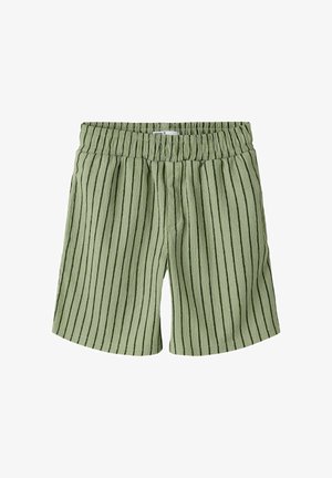 Vaaleanvihreät lasten shortsit mustilla pystysuorilla raidoilla ja joustavalla vyötäröllä, tehty tekstuurikankaasta.
