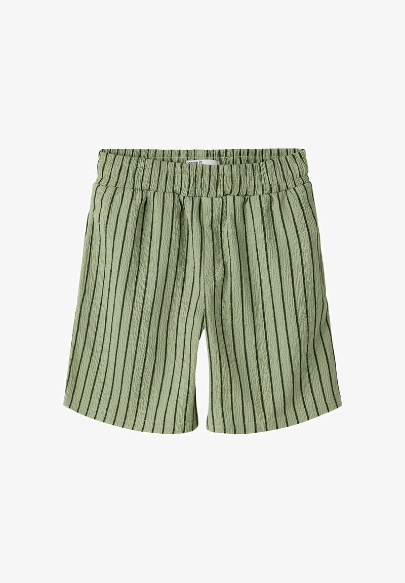 Shorts enfant vert clair avec des rayures verticales noires et une taille élastique, fabriqués en tissu texturé.