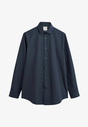 Tamsiai mėlynas marškinėliai su mygtukais; ilgomis rankovėmis; minkštas paviršius; lenktas apačia; klasikinis apykaklė; šeši mygtukai; paprastas dizainas be raštų.