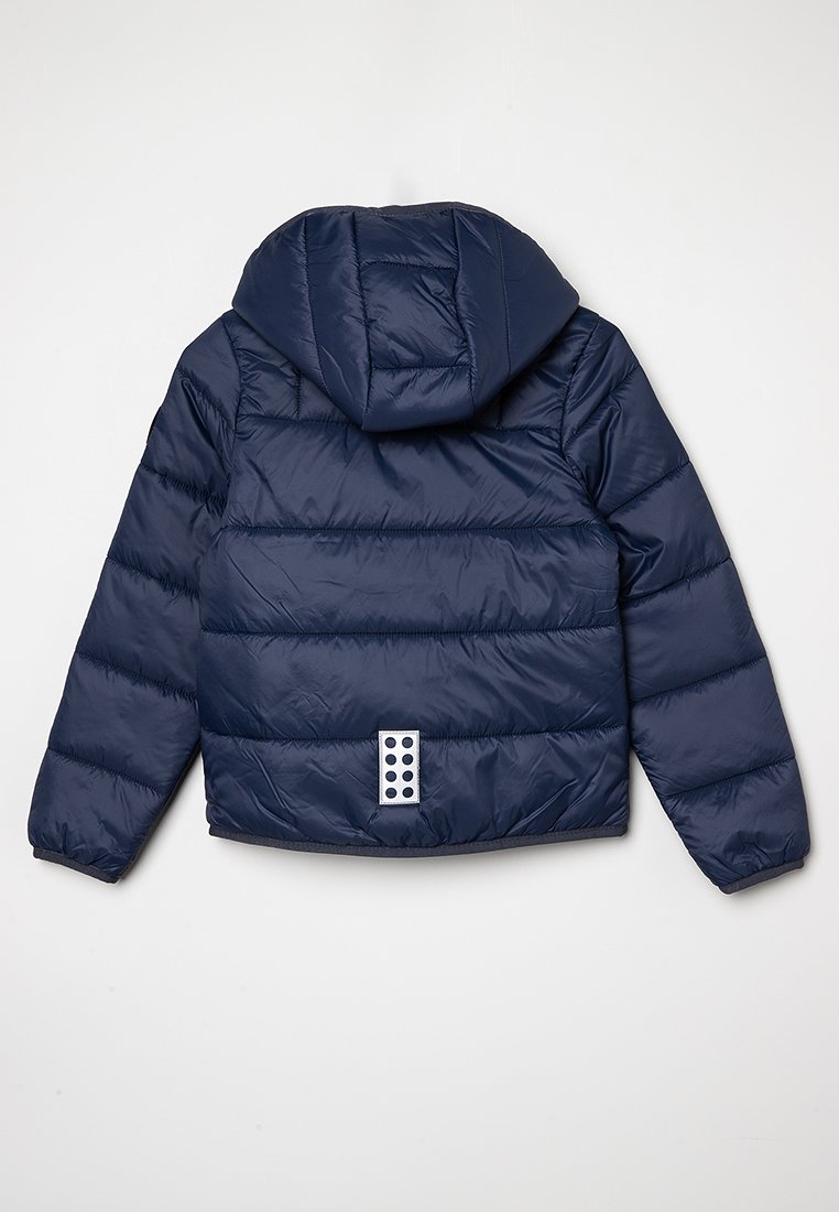 Giacca imbottita blu navy con cappuccio, caratterizzata da una texture trapuntata, polsini elastici e una patch con logo bianco con sei fori circolari sul retro.