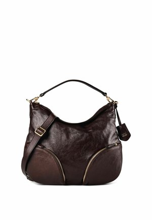 Borsa in pelle marrone scuro con due tasche frontali con zip, una maniglia corta e una tracolla regolabile su sfondo bianco.