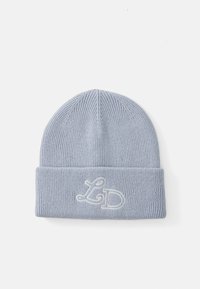 Cappello berretto di maglia blu chiaro con texture a costine e risvolto, caratterizzato da lettere ricamate bianche "L" e "D."