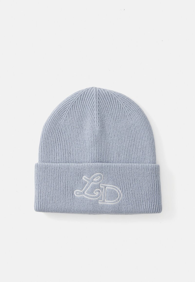 Cappello berretto di maglia blu chiaro con texture a costine e risvolto, caratterizzato da lettere ricamate bianche "L" e "D."