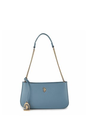 Bolso de hombro azul claro con correa de cadena dorada, acabado texturizado y pequeño emblema dorado de caballo y jinete en el frente.