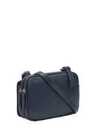 Borsa a tracolla in pelle blu navy con due scomparti con zip, tracolla regolabile, texture liscia e dettagli di cucitura superiore.