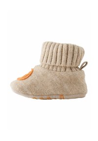 Chausson bébé beige en tricot avec bord côtelé replié, visage souriant orange sur le dessus, et semelle douce avec des points d'adhérence orange.