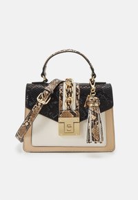 Ustrukturyzowana torebka z teksturowanej czarnej i beżowej skóry, złotymi elementami i ozdobnym frędzlem. Wzór zawiera pasek w wężowy wzór.