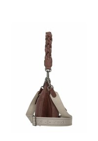 Sac à main en cuir marron avec une forme douce et arrondie. Doté d'une anse tressée et d'une bandoulière beige amovible avec un texte en relief. Accents en métal argenté.