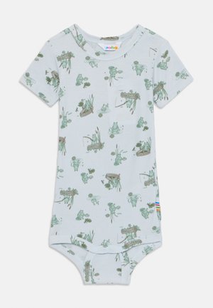 Svetlo modra bodysuit s kratkimi rokavi, dekorirana z vzorcem žab v zeleni barvi. Zapiranje s pritisnim gumbom na dnu in oznaka z mavričnimi črtami na strani.