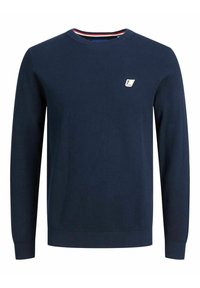 Navyblauer Pullover aus weichem Strickmaterial, mit einem runden Ausschnitt und einem kleinen Logopatch auf der Brust. Lange Ärmel mit gerippten Bündchen.