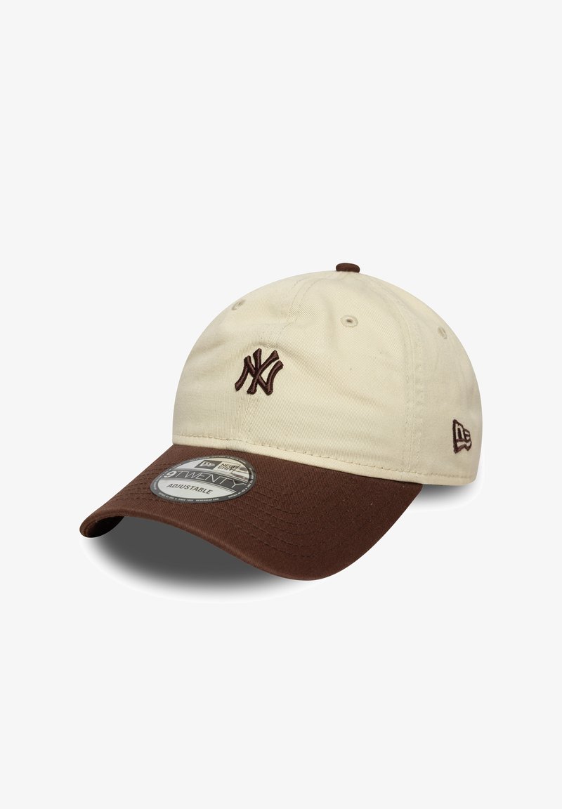 Καπέλο μπάσκετ με κρεμ κορυφή και καφέ γείσο. Διαθέτει ανάγλυφο καφέ κεντημένο λογότυπο μπροστά και ρυθμιζόμενο λουράκι.