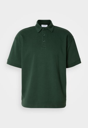 Zöld pólóing, puha anyagból, klasszikus gallérral, három gombos gombolással és laza fazonú rövid ujjakkal.
