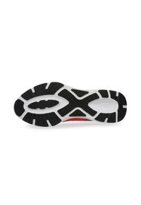 Schwarze Gummisohle mit einem strukturierten Grip-Muster; weiße Zwischensohle mit roten Akzenten; insgesamt sportliches Schuhdesign.
