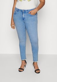 ONLY Carmakoma CARWILLY - Vaqueros pitillo - light blue