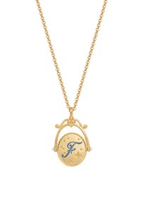 Zlatý náhrdelník s príveskom v tvare oválneho medailónu, na ktorom je modré písmeno "F" a hviezdne vzory, zavesený na zlatej retiazke s dekoratívnymi článkami.