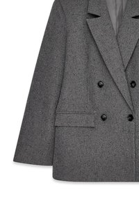 Siv plašč s dvojno zapenjanjem in žepoma na sprednji strani, črnimi gumbi ter teksturirano površino tkanine. Podloženo notranjost.