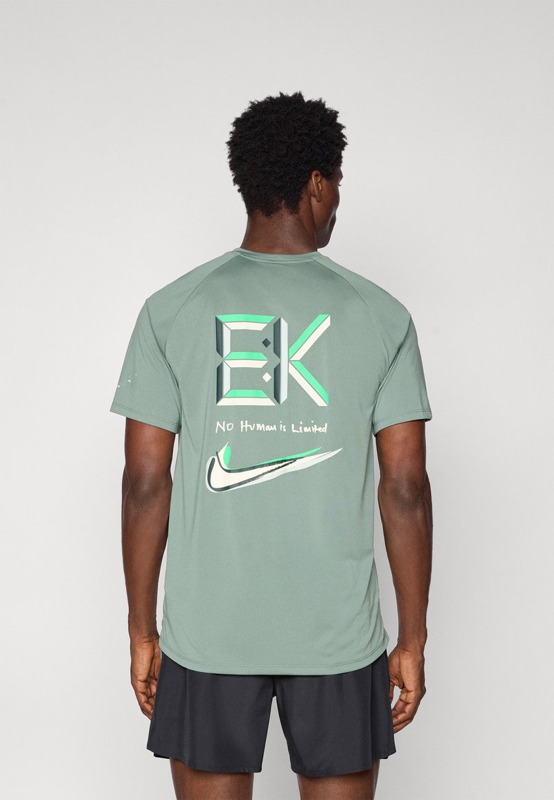 Πράσινο αθλητικό μπλουζάκι με κοντά μανίκια, που διαθέτει μεγάλο γραφικό σχέδιο στην πλάτη με κείμενο και το λογότυπο της Nike σε αντίθετους χρωματισμούς.