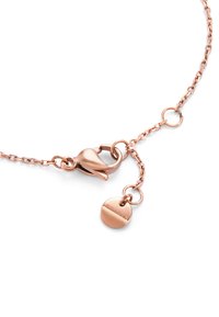 Armband i roséguld med ett kräfta-lås, cirkulära länkdetaljer och en liten rund berlock med en slät metallisk yta.