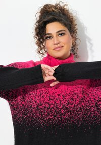 Maglione oversize con motivo a gradiente dal rosa al nero, realizzato in un materiale morbido, con colletto alto e polsini a coste.