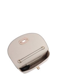 Sac à main en cuir beige avec un rabat arrondi, des accessoires en métal doré, des emplacements pour cartes à l'intérieur et une texture lisse. La fermeture est dotée d'un fermoir en métal.